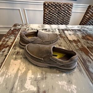 Men’s Skechers size 10 loafers.